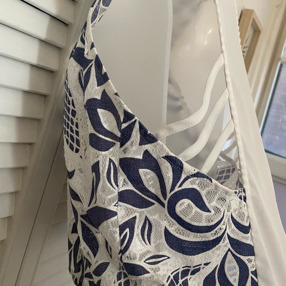 Blue and White Cut out Sleeveless Blouse - Picture 4 of 6